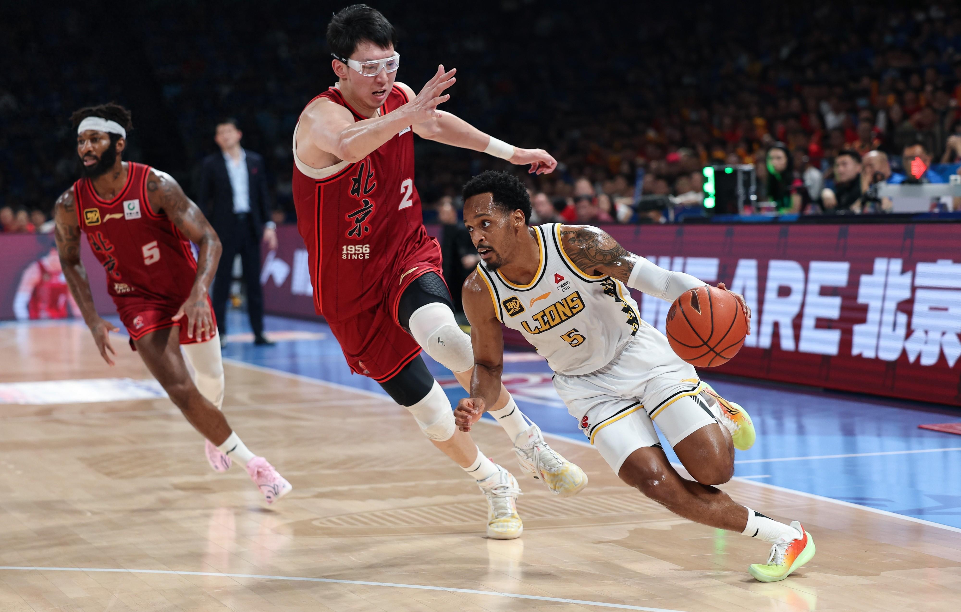 雷竞技 -浙江队训练开放日，关键时刻扳平良机引欢呼，英超在即，资深球员宣示担当 